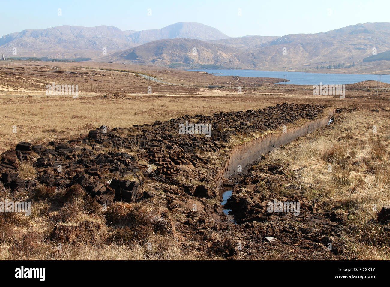 Torfmoor und Haufen von geschnittenen Rasen in der Sonne trocknen.  County Donegal, Irland. Stockfoto