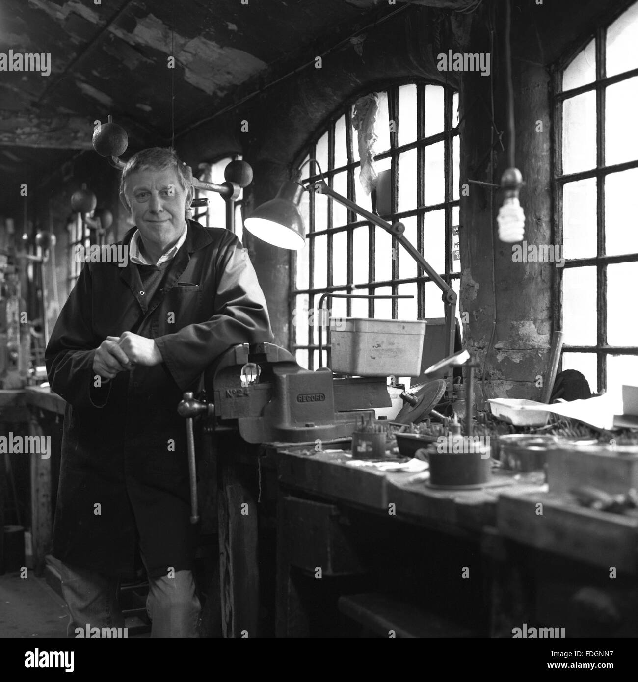 W Downing, Badge Hersteller, Jewellery Quarter, Birmingham. Mitarbeiter Bob ist auf das Abzeichen machen Bank abgebildet. Stockfoto