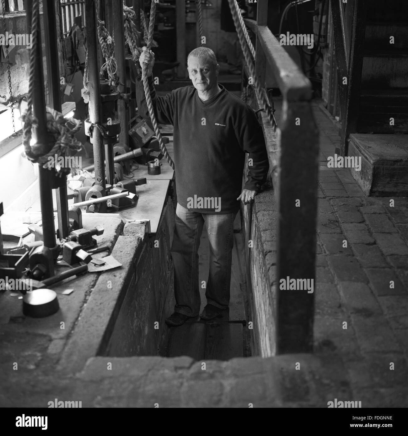 W Downing, Badge Hersteller, Jewellery Quarter, Birmingham. Mitarbeiter Mark ist auf dem Würfel Stanz-Maschine abgebildet. Stockfoto