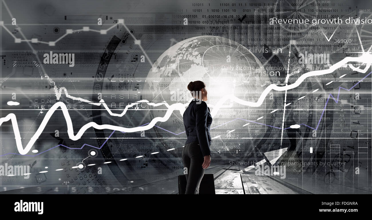 Rückansicht der Geschäftsfrau mit Koffer in Händen Blick auf virtuelle panel Stockfoto