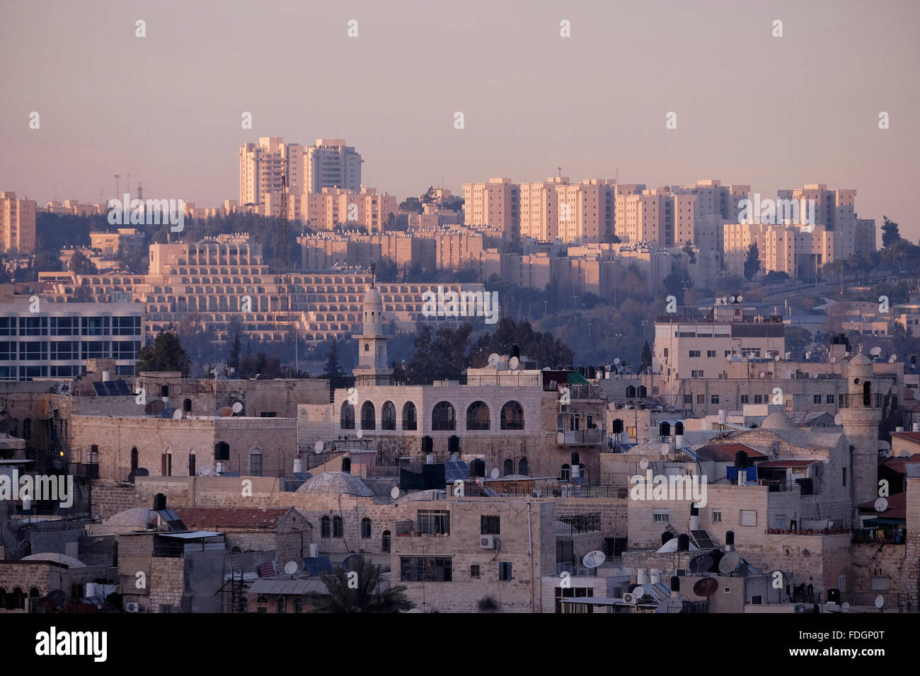 Blick auf den Französisch-Hügel eine israelische Nachbarschaft befindet sich neben Mount Scopus in einem Gebiet, das seit dem sechs-Tage-Krieg 1967 besetzt und später einseitig von Israel nach dem Jerusalem-Gesetz im Jahr 1980 annektiert wurde. Nord Ost-Jerusalem-Israel Stockfoto