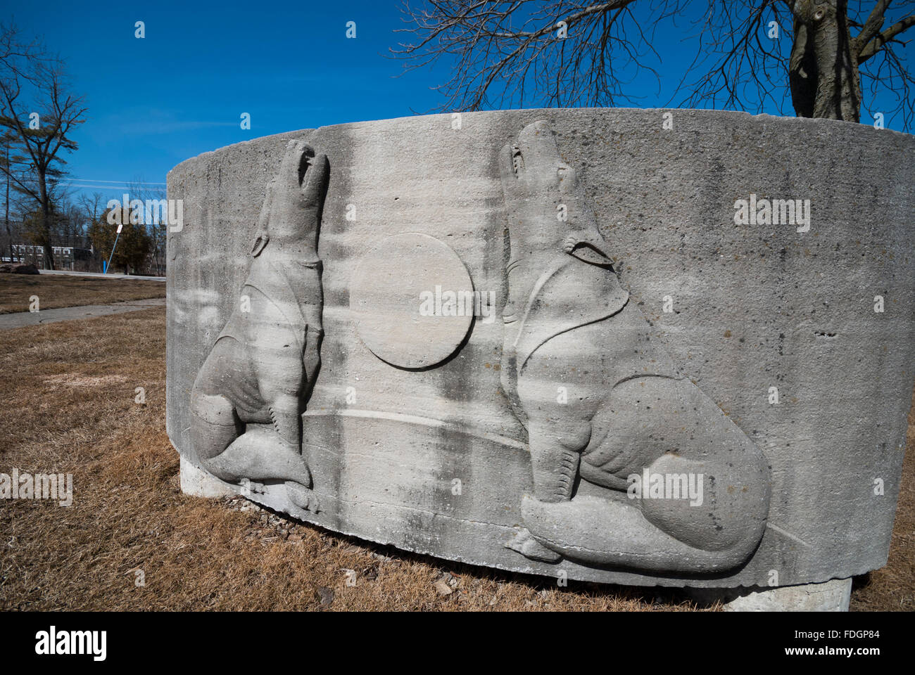 Eine Bas-Relief-Stück aus dem Gebäude der Bank of Montreal verlegt auf dem Gelände des Guild Inn in Toronto Ontario Kanada Stockfoto