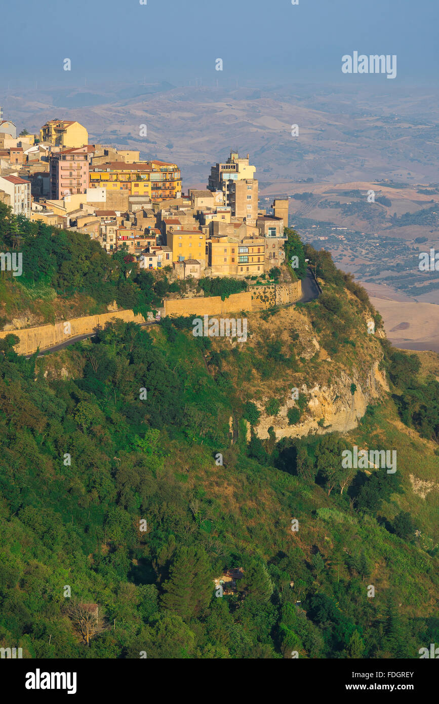 Enna Sizilien, Blick auf die historische Stadt Enna und seine umliegende Landschaft im Zentrum der Insel Sizilien. Stockfoto