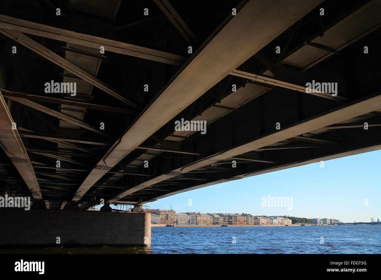 St. Petersburg. Neva Damm, Ansicht unter der Brücke Stockfoto