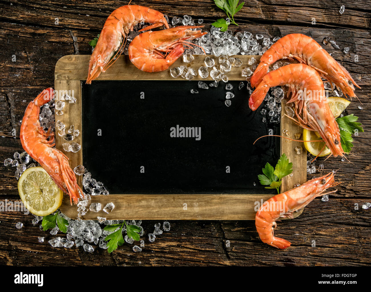 Garnelen serviert auf Holz mit blackboard Stockfoto