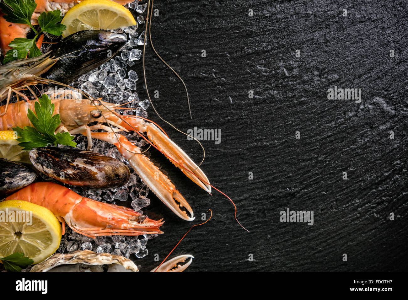 Meeresfrüchte serviert auf schwarzem Stein Stockfoto