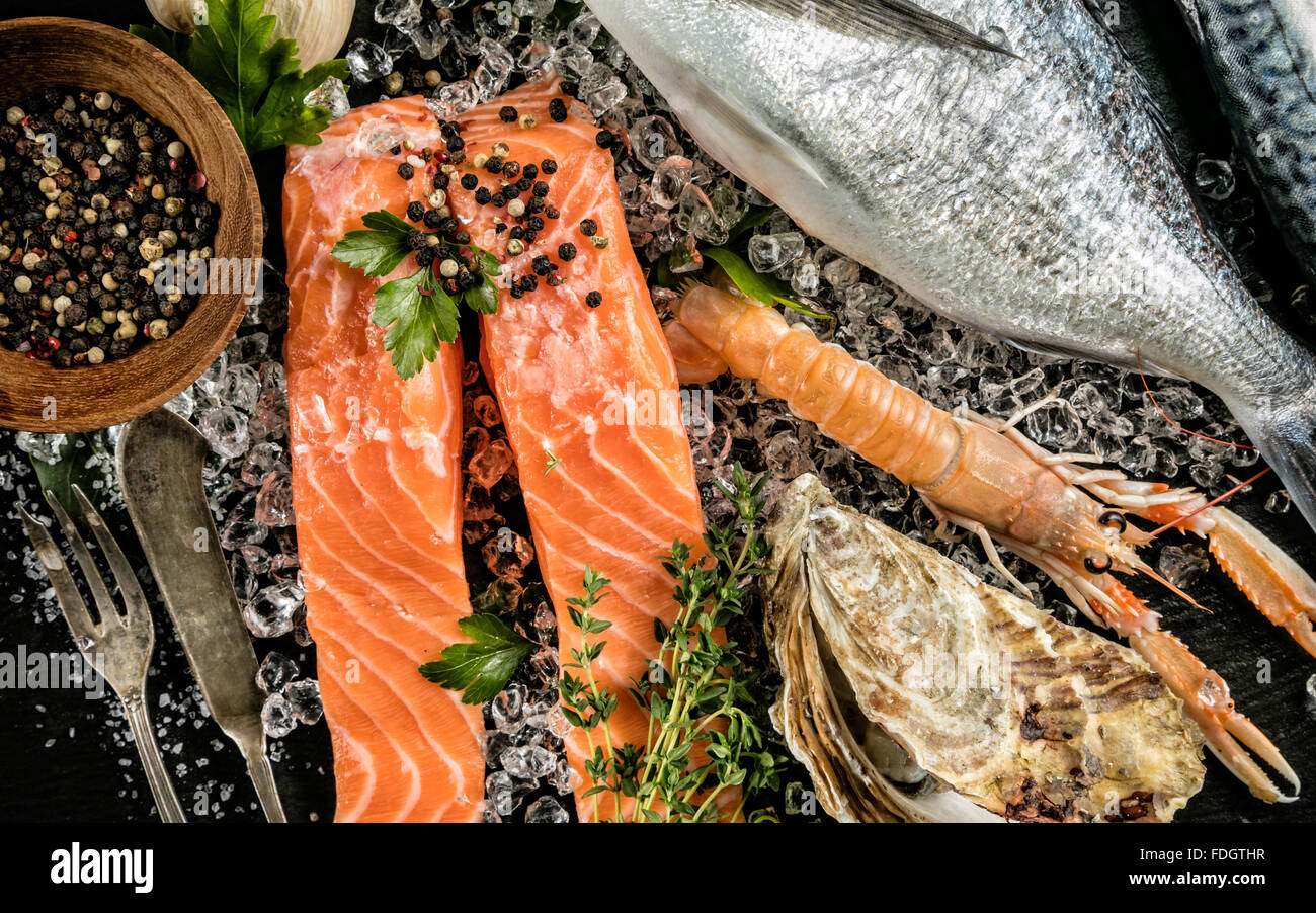 Meeresfrüchte serviert auf schwarzem Stein Stockfoto