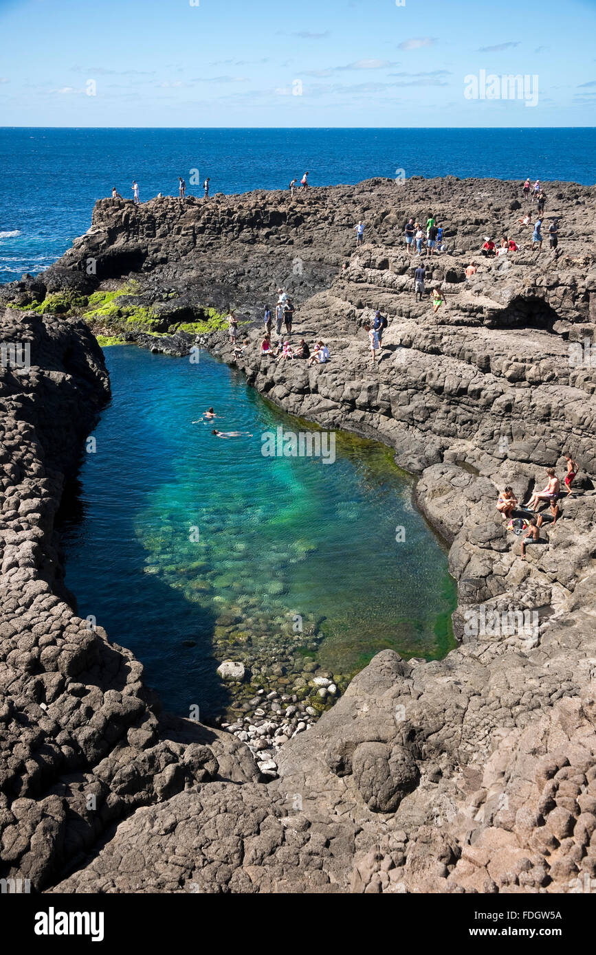Vertikale Ansicht von Touristen schwimmen in der Lagune bei Olho Azul, blaues Auge, bei Buracona Stockfoto