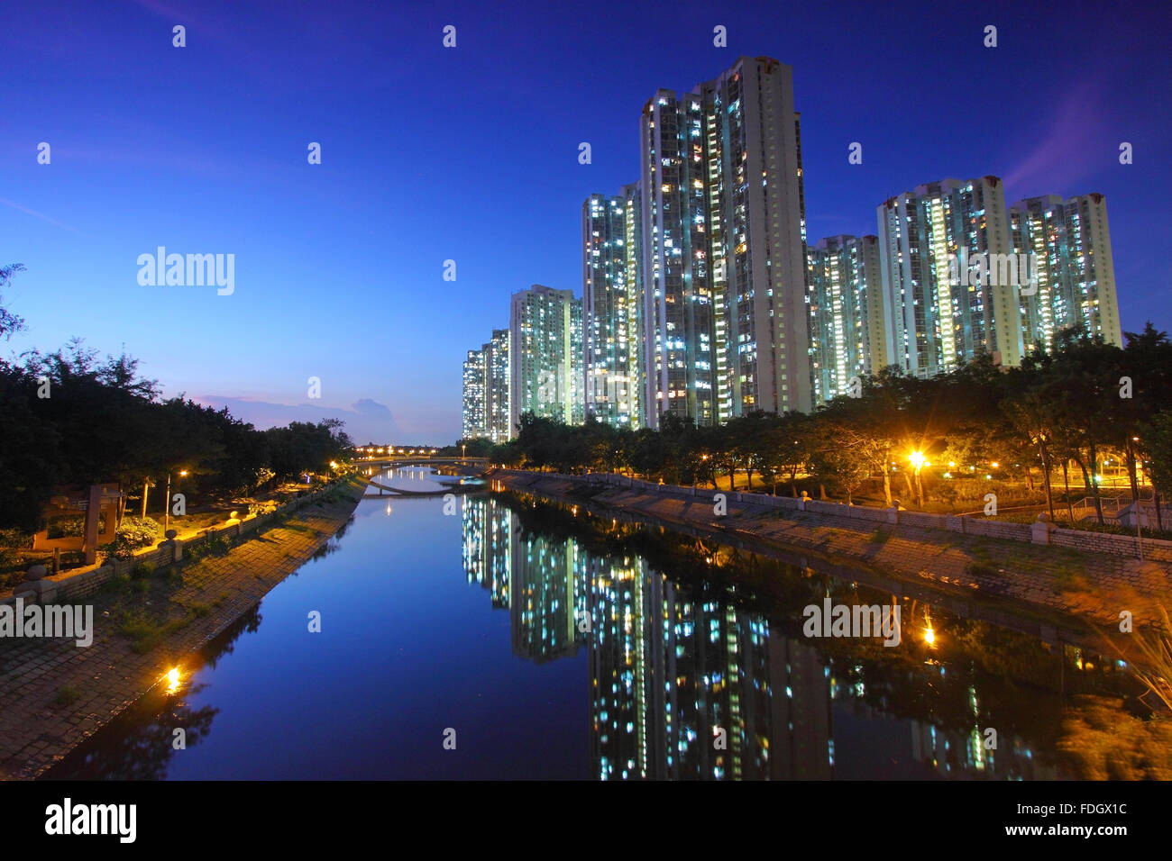 Tin Shui Wai Innenstadt in der Nacht in Hong Kong Stockfoto