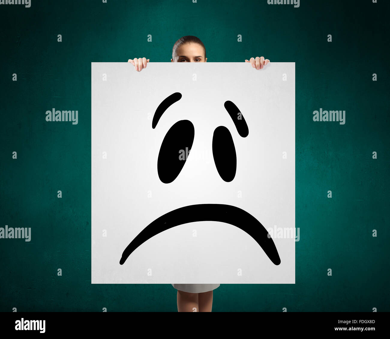 Porträt einer jungen attraktiven Frau mit traurigen Smiley auf banner Stockfoto