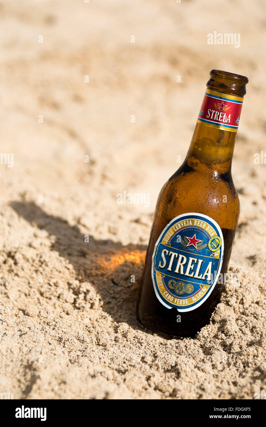 Vertikale Nahaufnahme von einer Flasche Bier Strela in Kap Verde. Stockfoto