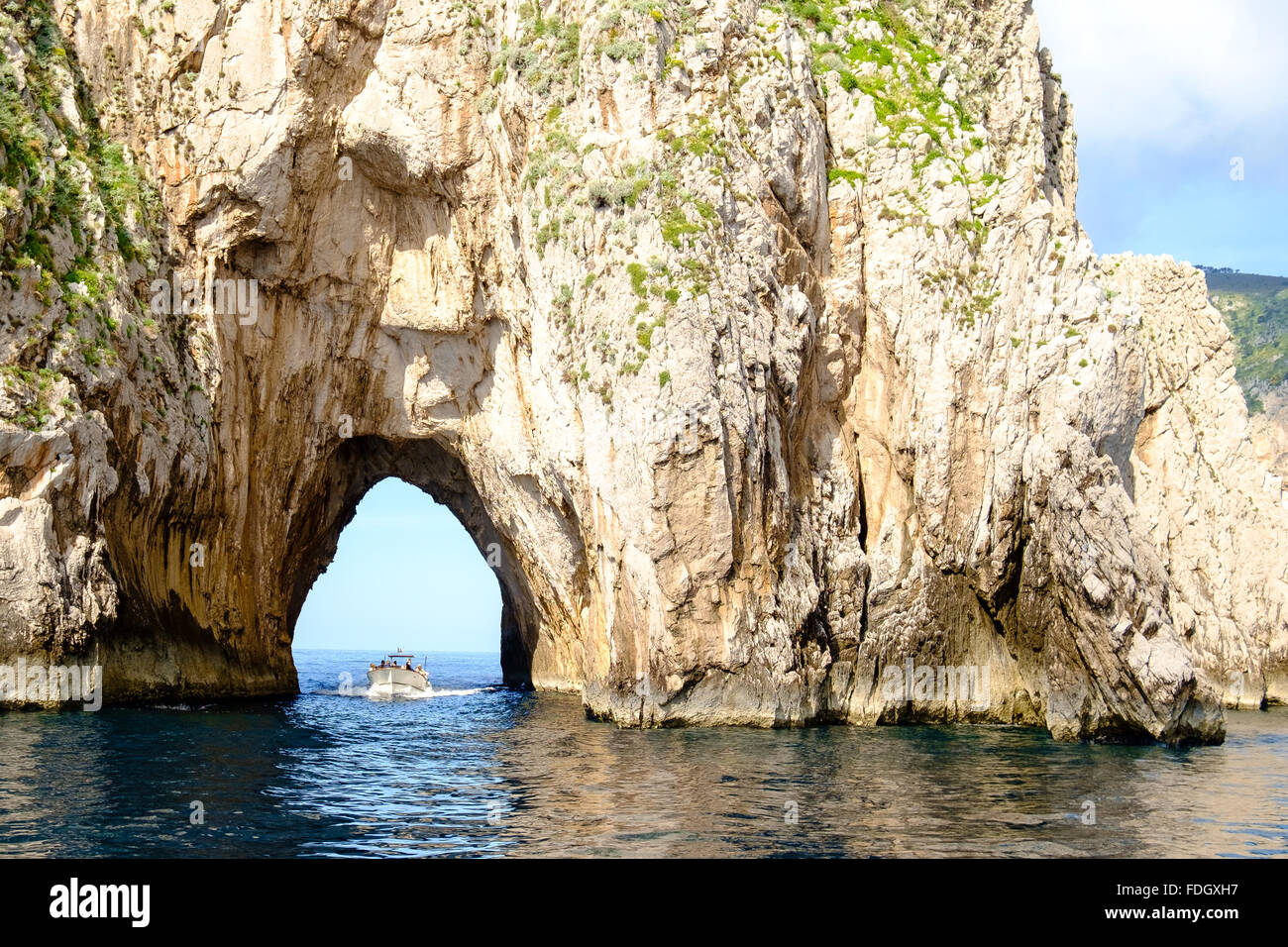Ein Touristenboot durch den Fels in Capri Insel Stockfoto