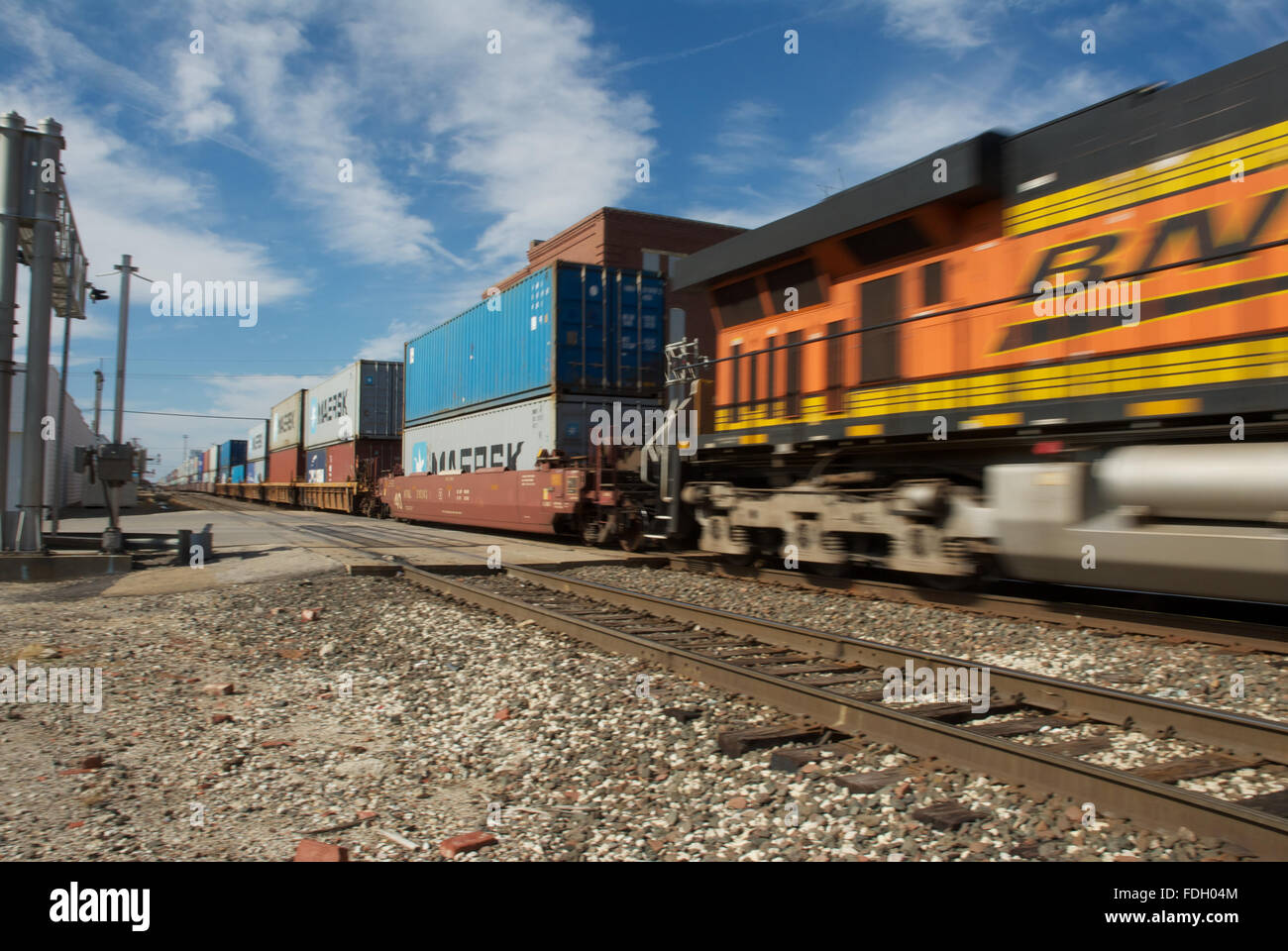 Empori, Kansas, USA, 20. Oktober 2013 BNSF Güterzug überfahren Commercial Street in Emporia Credit: Mark Reinstein Stockfoto