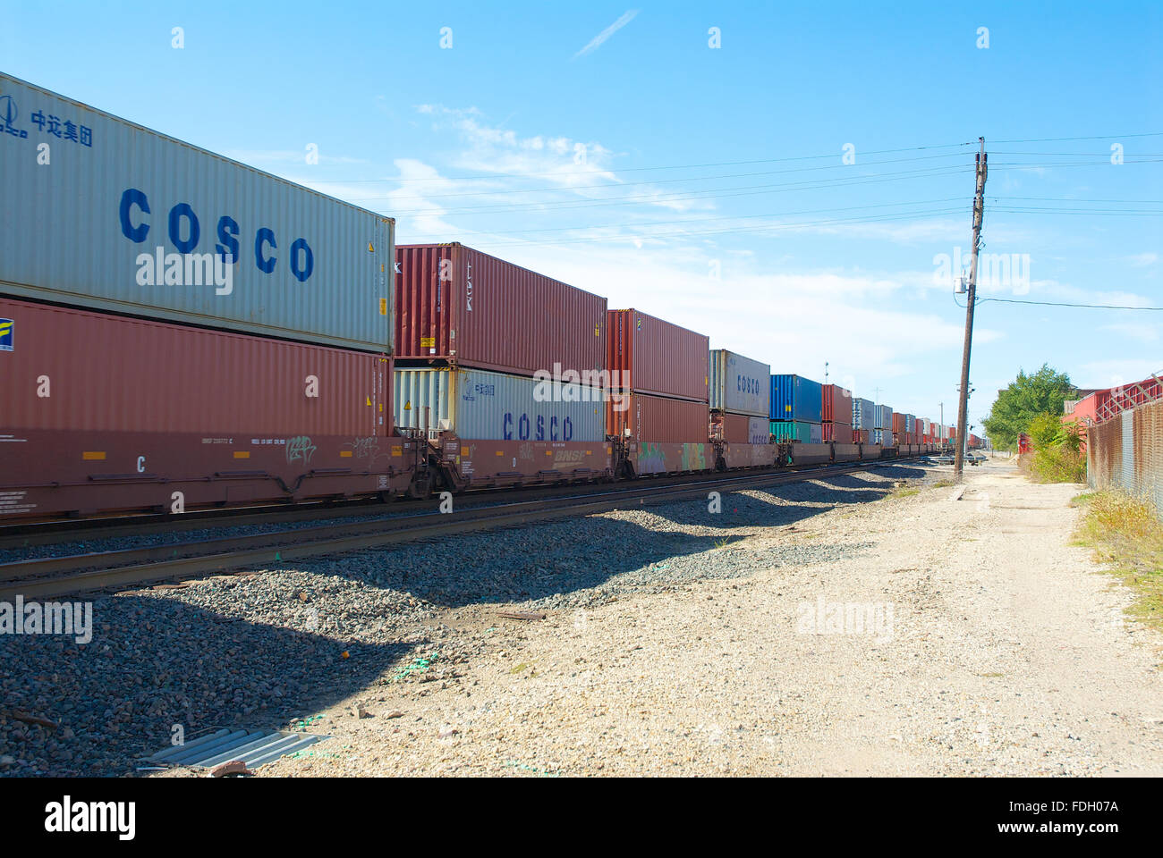 Emporia, Kansas, USA, 20. Oktober 2013. Burlington Northern Santa Fe-Zug auf der Durchreise Emporia Kansas heute. An der Kreuzung der Union St. und 3rd. Die BNSF Railway ist die zweitgrößte Fracht Eisenbahnnetz in Nordamerika, zweiter nach der Union Pacific Railroad (der Hauptkonkurrent für den Westen der USA Güterverkehr) und ist eine von sieben nordamerikanischen Klasse ich Eisenbahn. Es hat drei transkontinentale Strecken, die High-Speed-Verbindungen zwischen den westlichen und östlichen Vereinigten Staaten anbieten. BNSF Züge reisten mehr als 169 Millionen Meilen in 2010 Credit: Mark Reinstein Stockfoto