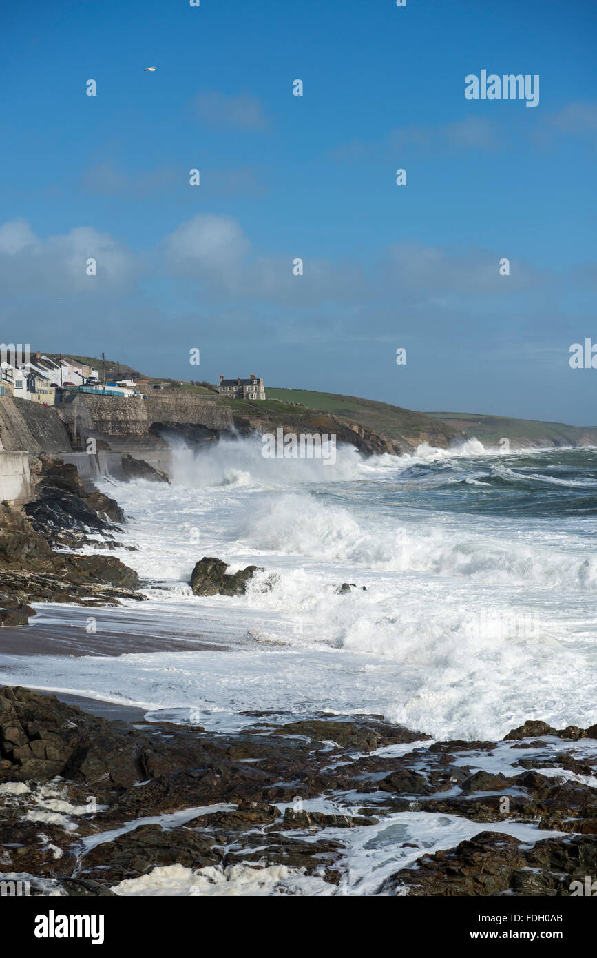 Wellen auf den Strand bei Porthleven, Cornwall, England, UK Stockfoto