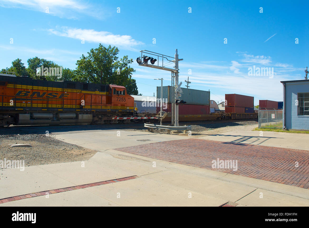 Emporia, Kansas, USA, 20. Oktober 2013. Burlington Northern Santa Fe (BNSF) Zug Emporia Kansas heute passieren. An der Kreuzung der Union St. und 3rd. Die BNSF Railway ist die zweitgrößte Fracht Eisenbahnnetz in Nordamerika, zweiter nach der Union Pacific Railroad (der Hauptkonkurrent für den Westen der USA Güterverkehr) und ist eine von sieben nordamerikanischen Klasse ich Eisenbahn. Es hat drei transkontinentale Strecken, die High-Speed-Verbindungen zwischen den westlichen und östlichen Vereinigten Staaten anbieten. BNSF Züge reisten mehr als 169 Millionen Meilen im Jahr 2010 nach Koop Stockfoto