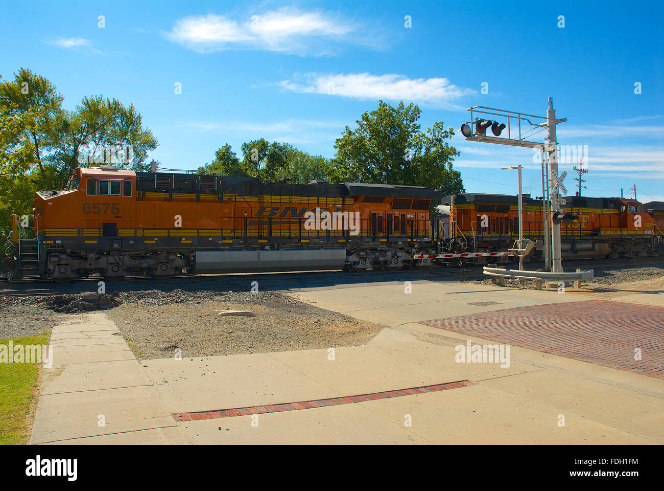 Emporia, Kansas, USA, 20. Oktober 2013. Burlington Northern Santa Fe-Zug auf der Durchreise Emporia Kansas heute. An der Kreuzung der Union St. und 3rd. Die BNSF Railway ist die zweitgrößte Fracht Eisenbahnnetz in Nordamerika, zweiter nach der Union Pacific Railroad (der Hauptkonkurrent für den Westen der USA Güterverkehr) und ist eine von sieben nordamerikanischen Klasse ich Eisenbahn. Es hat drei transkontinentale Strecken, die High-Speed-Verbindungen zwischen den westlichen und östlichen Vereinigten Staaten anbieten. BNSF Züge reisten mehr als 169 Millionen Meilen in 2010 Credit: Mark Reinstein Stockfoto