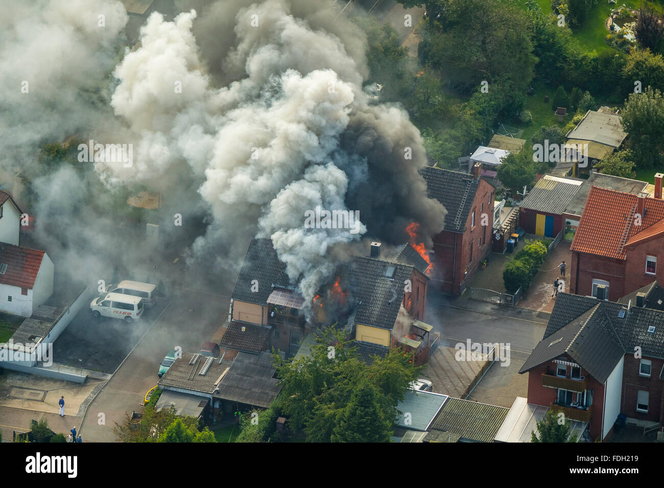 Luftaufnahme, Hausbrand, Feuerwehr, Feuer im Brandfall Coal Mine Haus in der Gustav-Straße in Boenen, Versicherungsschäden, Feuer Stockfoto