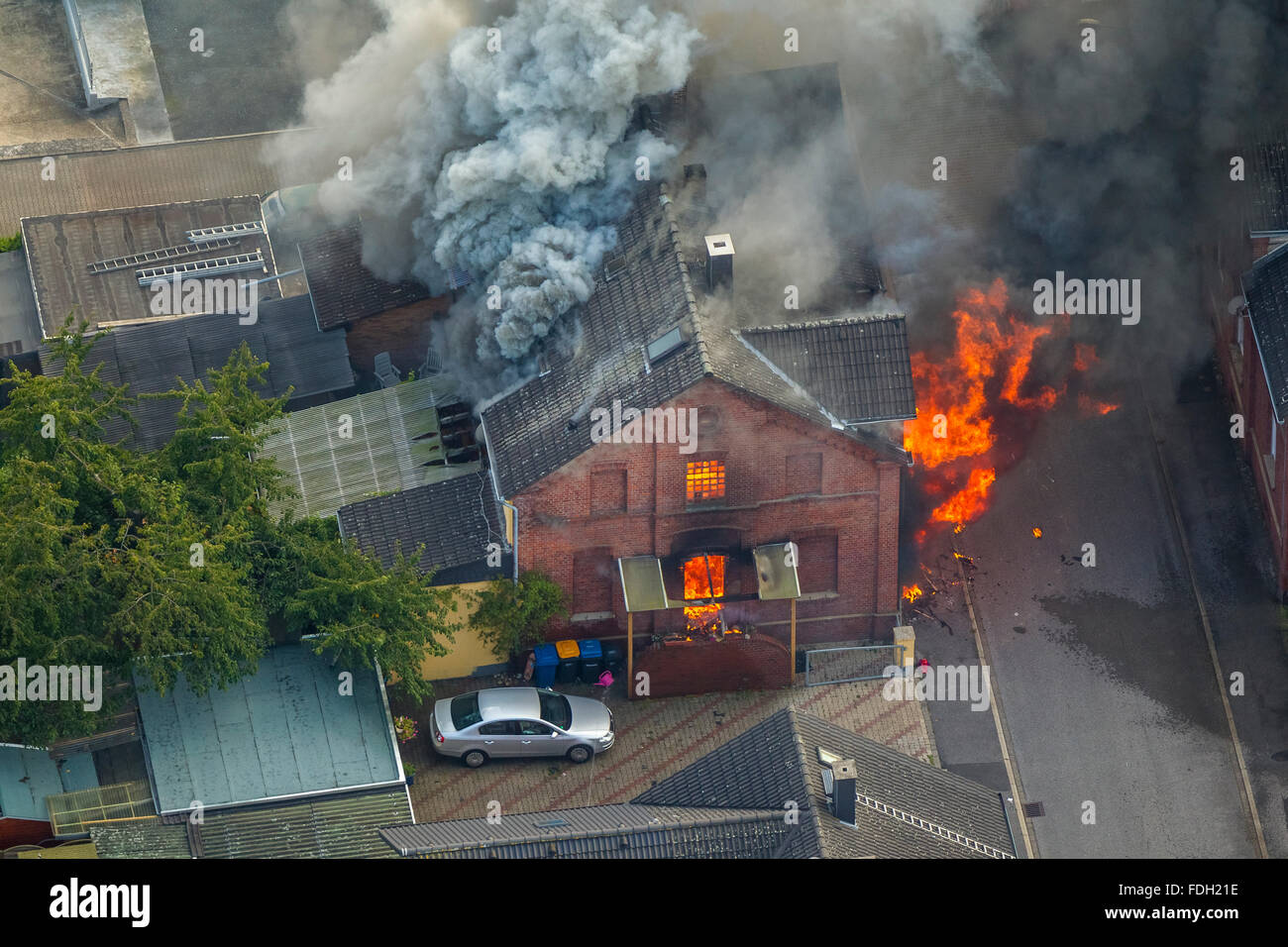 Luftaufnahme, Hausbrand, Feuerwehr, Feuer im Brandfall Coal Mine Haus in der Gustav-Straße in Boenen, Versicherungsschäden, Feuer Stockfoto