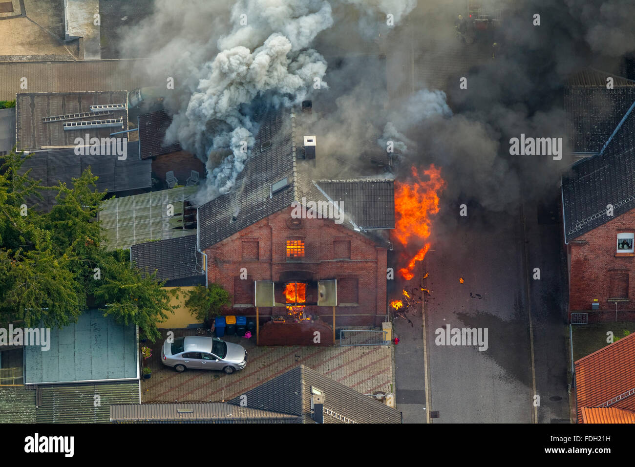 Luftaufnahme, Hausbrand, Feuerwehr, Feuer im Brandfall Coal Mine Haus in der Gustav-Straße in Boenen, Versicherungsschäden, Feuer Stockfoto