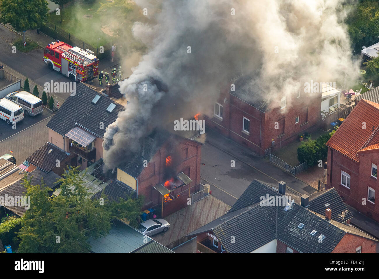 Luftaufnahme, Hausbrand, Feuerwehr, Feuer im Brandfall Coal Mine Haus in der Gustav-Straße in Boenen, Versicherungsschäden, Feuer Stockfoto