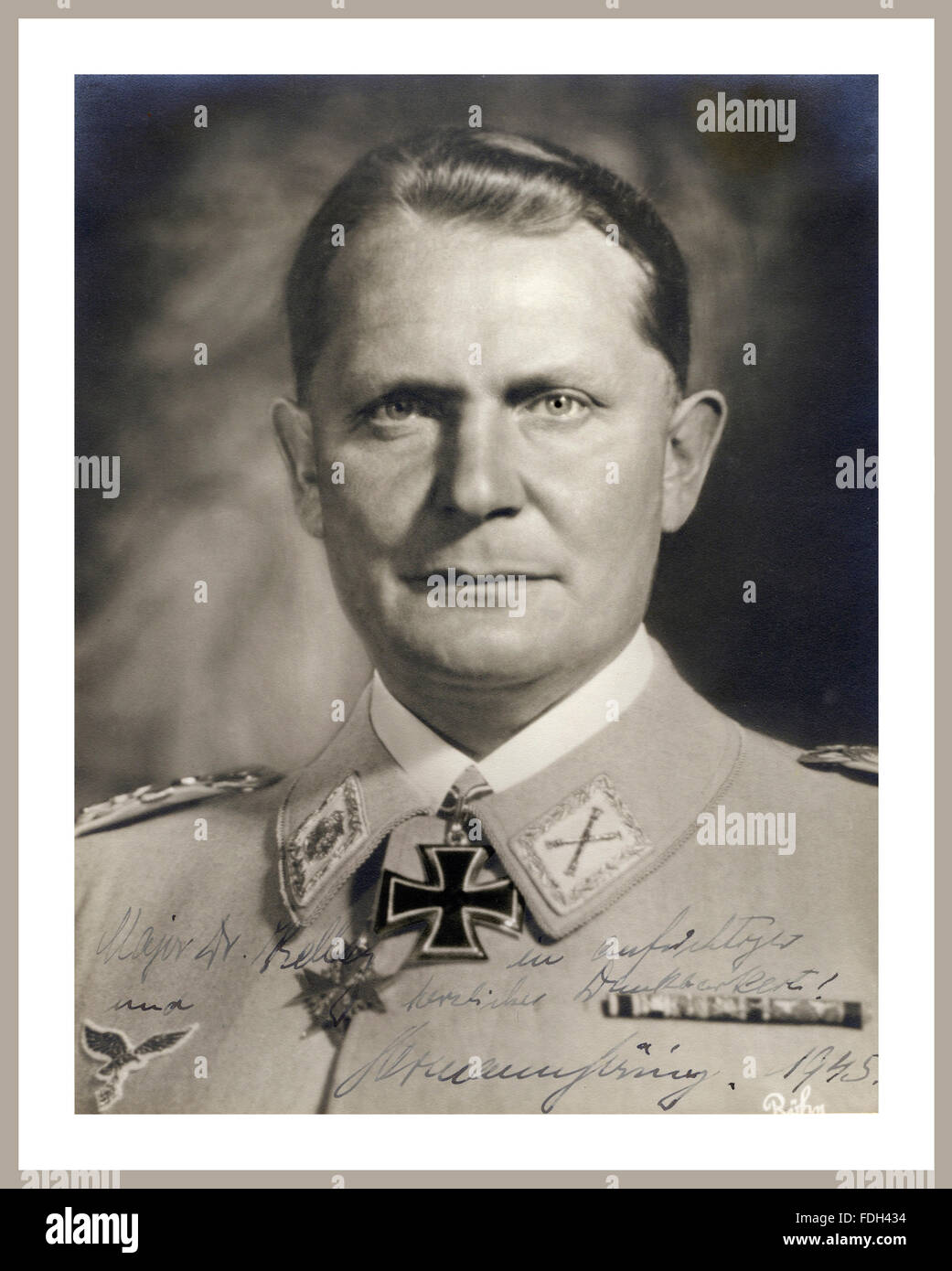 GOERING formell signiertes Porträt des NS-Reichsmarschalls Hermann Wilhelm Goering (Goring) aus dem Jahr 1945 in Uniform mit der Medaille des Eisernen Kreuzes Stockfoto