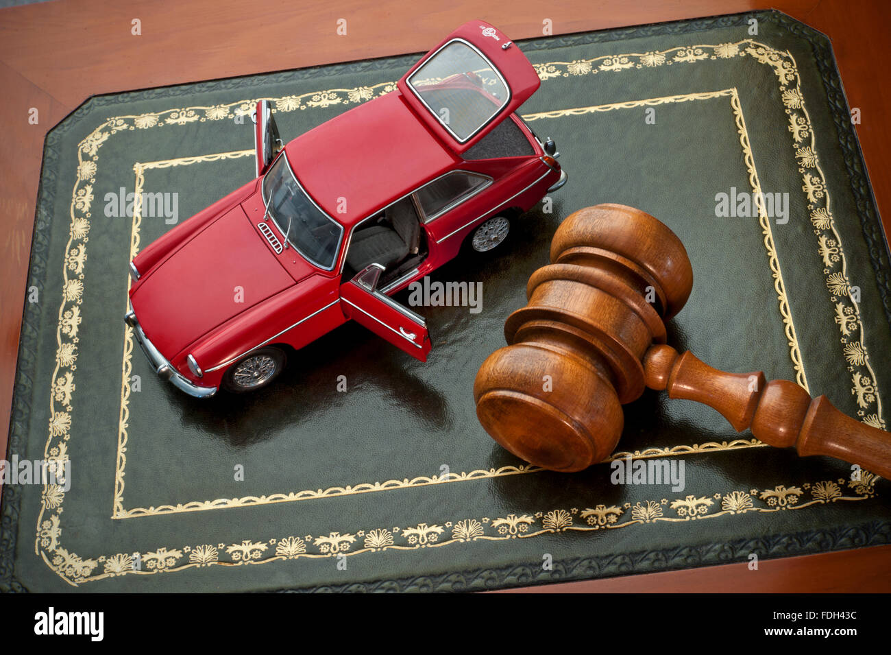 Konzept-Bild Auto Auktion mit makellos roten Jahrgang 1969 MGB GT auf Leder Auktion Schreibtisch mit Auktionatoren Hammer Stockfoto