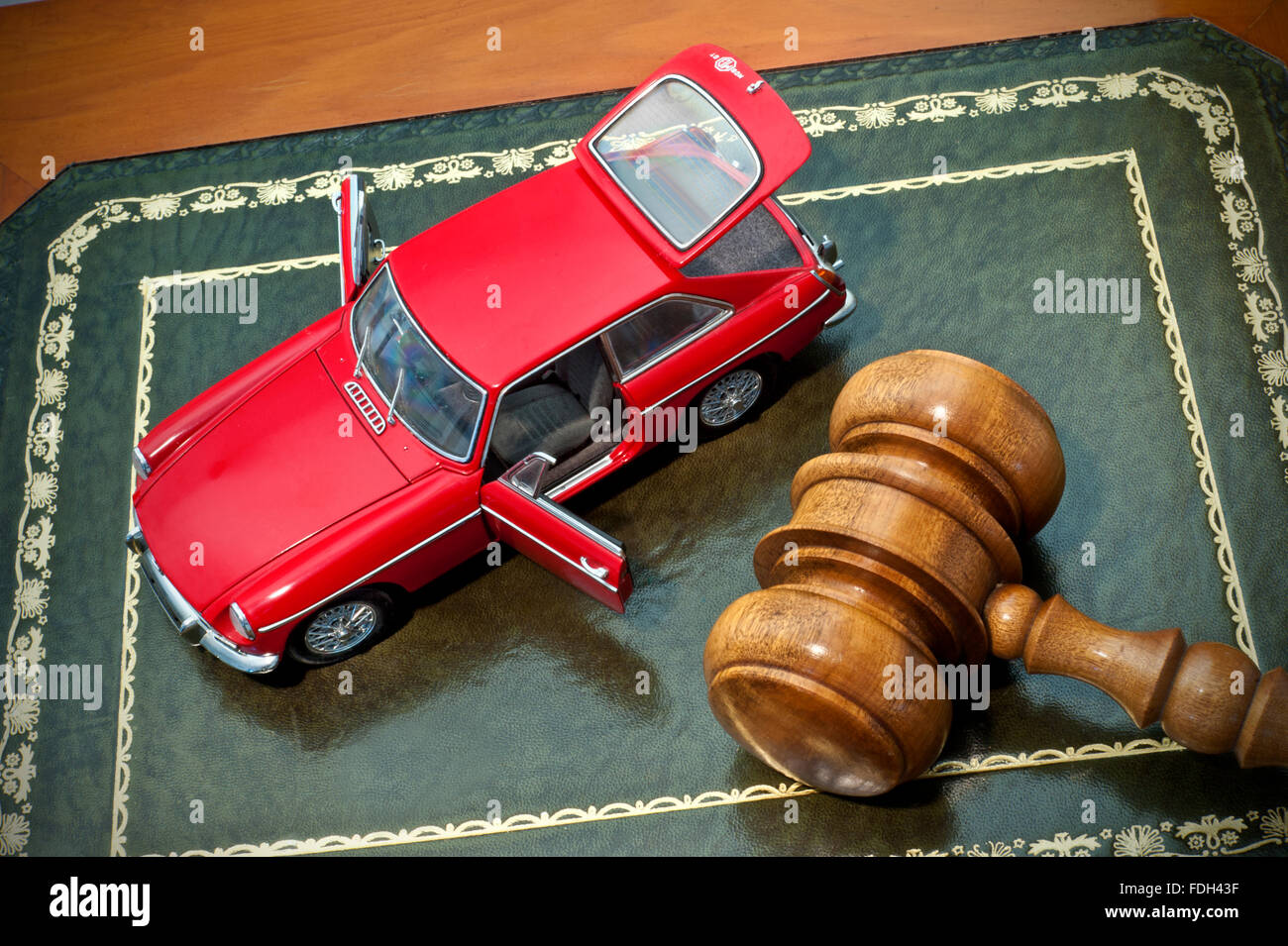 Konzept-Bild Auto Auktion mit roten Jahrgang 1969 MGB GT auf Leder Auktion Schreibtisch mit Auktionatoren Hammer Stockfoto