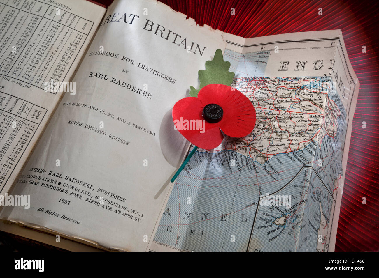 Roter Mohn auf seltene 1937 antiquarische Kartensammlung von Großbritannien von Karl Baedeker, zur Luftwaffe Bombe UK Zivilisten während des 2. Weltkrieges Stockfoto