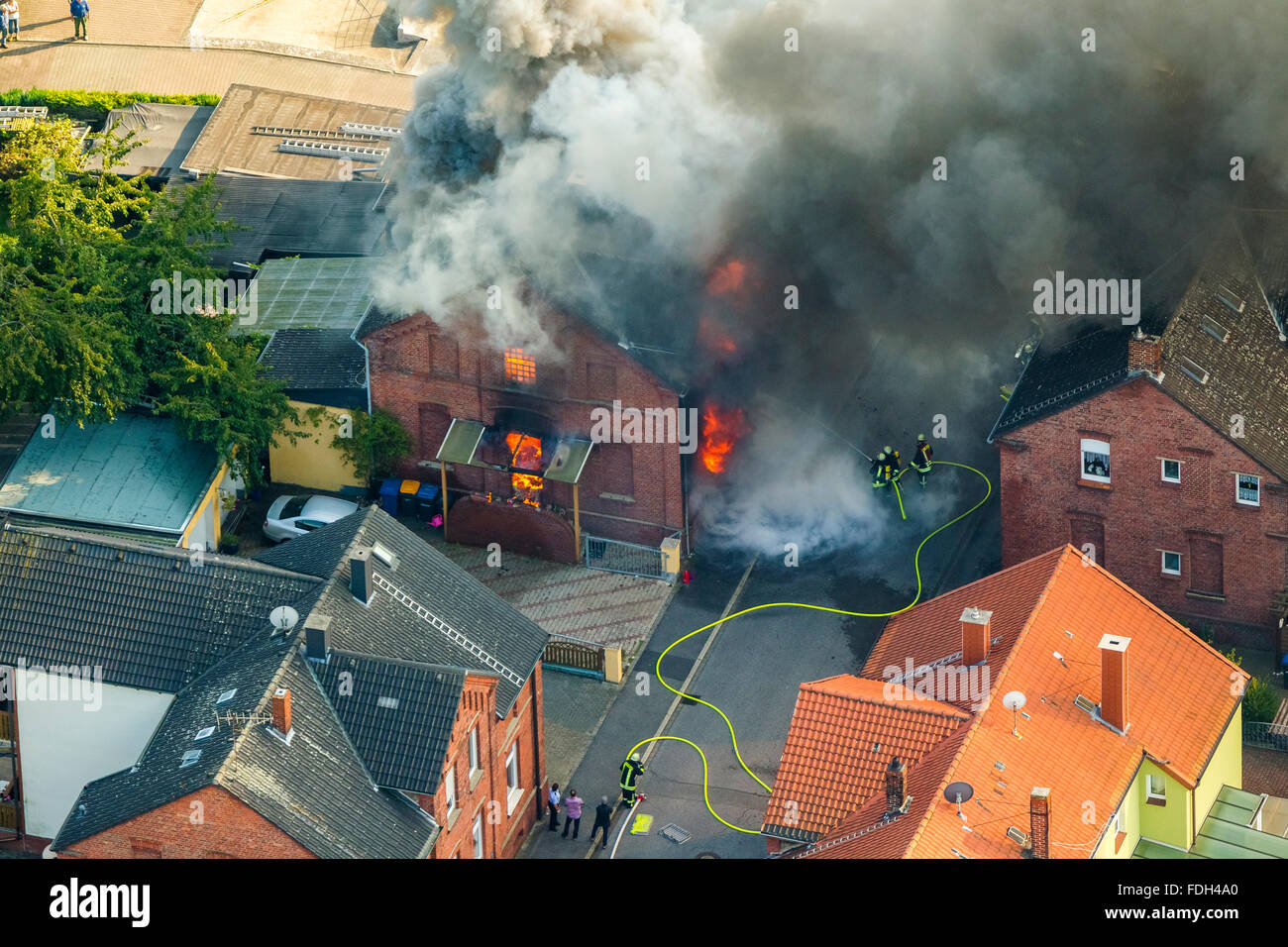 Luftaufnahme, Hausbrand, Feuerwehr, Feuer im Brandfall Coal Mine Haus in der Gustav-Straße in Boenen, Versicherungsschäden, Feuer Stockfoto