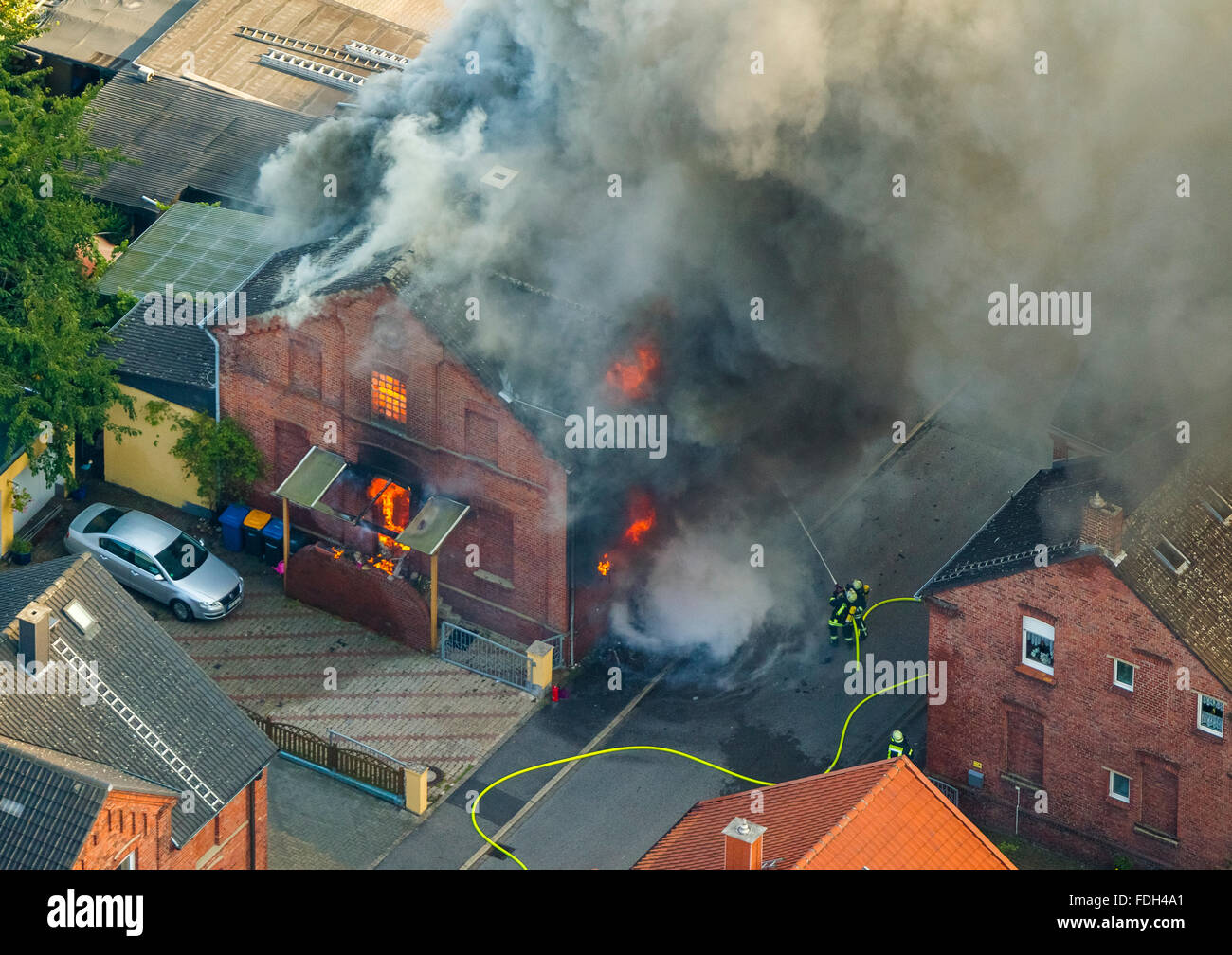 Luftaufnahme, Hausbrand, Feuerwehr, Feuer im Brandfall Coal Mine Haus in der Gustav-Straße in Boenen, Versicherungsschäden, Feuer Stockfoto