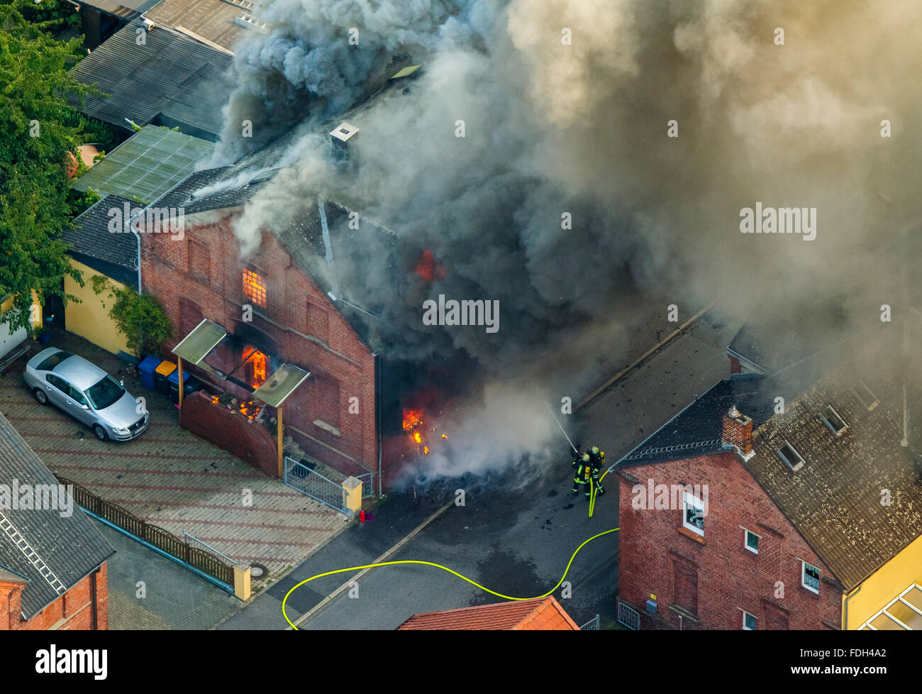 Luftaufnahme, Hausbrand, Feuerwehr, Feuer im Brandfall Coal Mine Haus in der Gustav-Straße in Boenen, Versicherungsschäden, Feuer Stockfoto