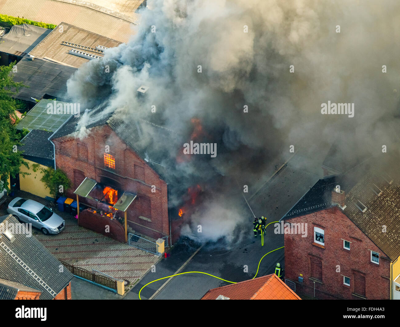 Luftaufnahme, Hausbrand, Feuerwehr, Feuer im Brandfall Coal Mine Haus in der Gustav-Straße in Boenen, Versicherungsschäden, Feuer Stockfoto