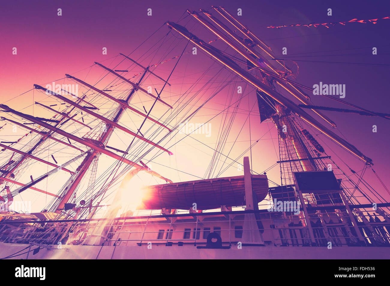 Jahrgang gefiltert, einem alten Segelschiff bei Sonnenaufgang mit Lens-Flare-Effekt. Stockfoto