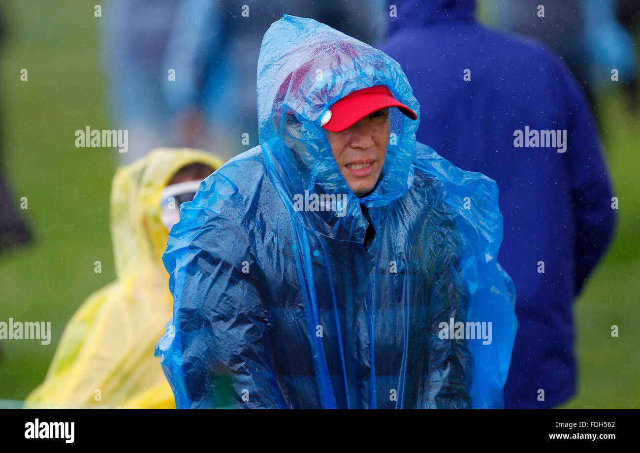 San Diego, CA, USA. 31. Januar 2016. SAN DIEGO, CA -JAN. 31, 2015 - | Ein Fan trotzt Regen und Wind bei der Endrunde der Farmers Insurance Open im Torrey Pines. © K.c. Alfred/U-T San Diego/ZUMA Draht/Alamy Live-Nachrichten Stockfoto