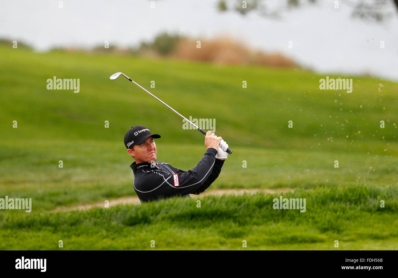 San Diego, CA, USA. 31. Januar 2016. SAN DIEGO, CA -JAN. 31, 2015 - | Jimmy Walker trifft aus dem Sand auf das 4. Loch während der Endrunde der Farmers Insurance Open im Torrey Pines © K.C. Alfred/U-T San Diego/ZUMA Draht/Alamy Live News Stockfoto