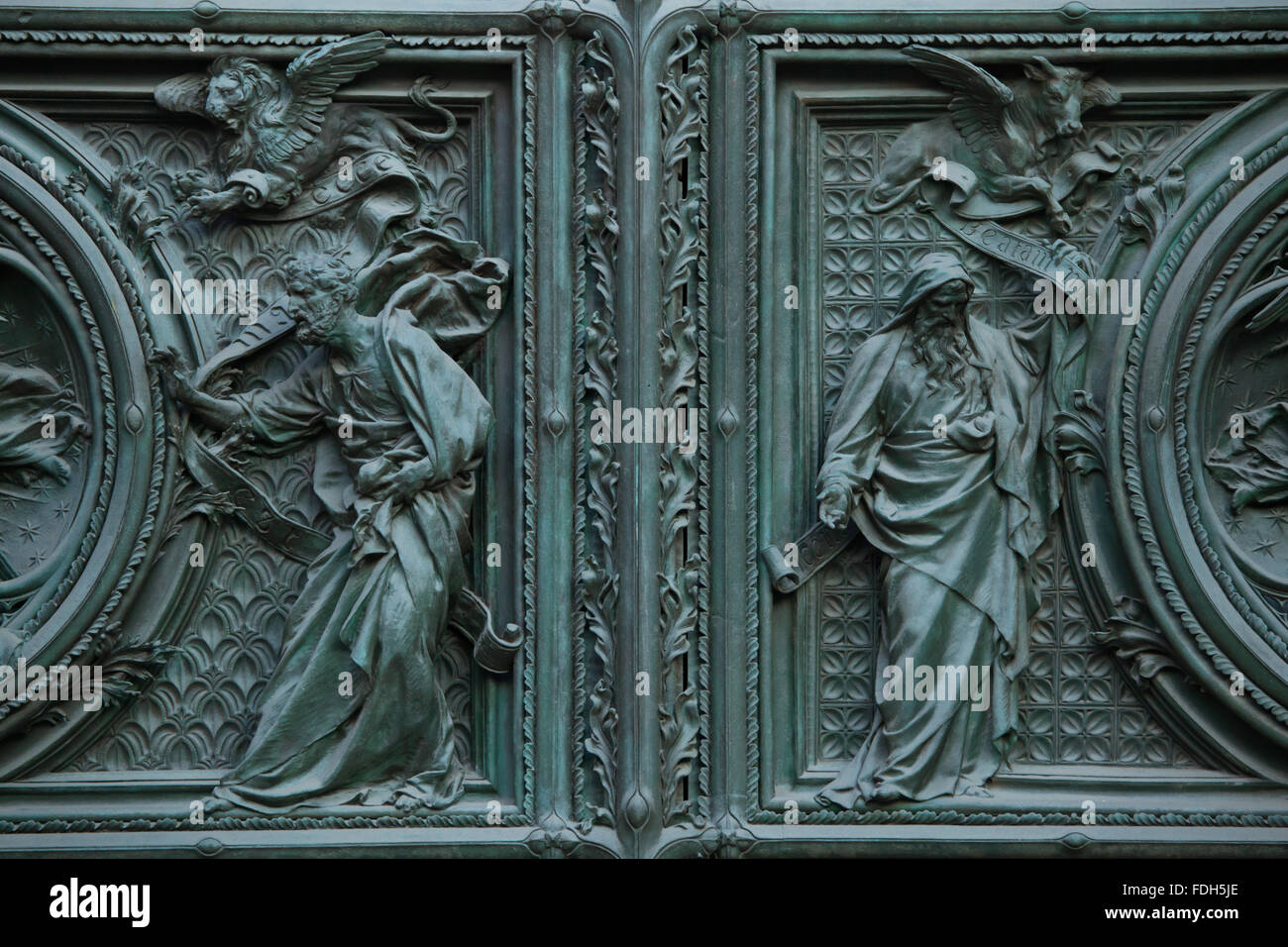 Evangelisten Markus und Lukas. Detail der bronzene Eingangstür von der Mailänder Dom (Duomo di Milano) in Mailand, Italien. Stockfoto