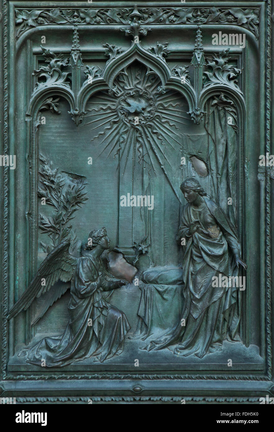 Verkündigung. Detail der bronzene Eingangstür von der Mailänder Dom (Duomo di Milano) in Mailand, Italien. Die Bronzetür war desig Stockfoto