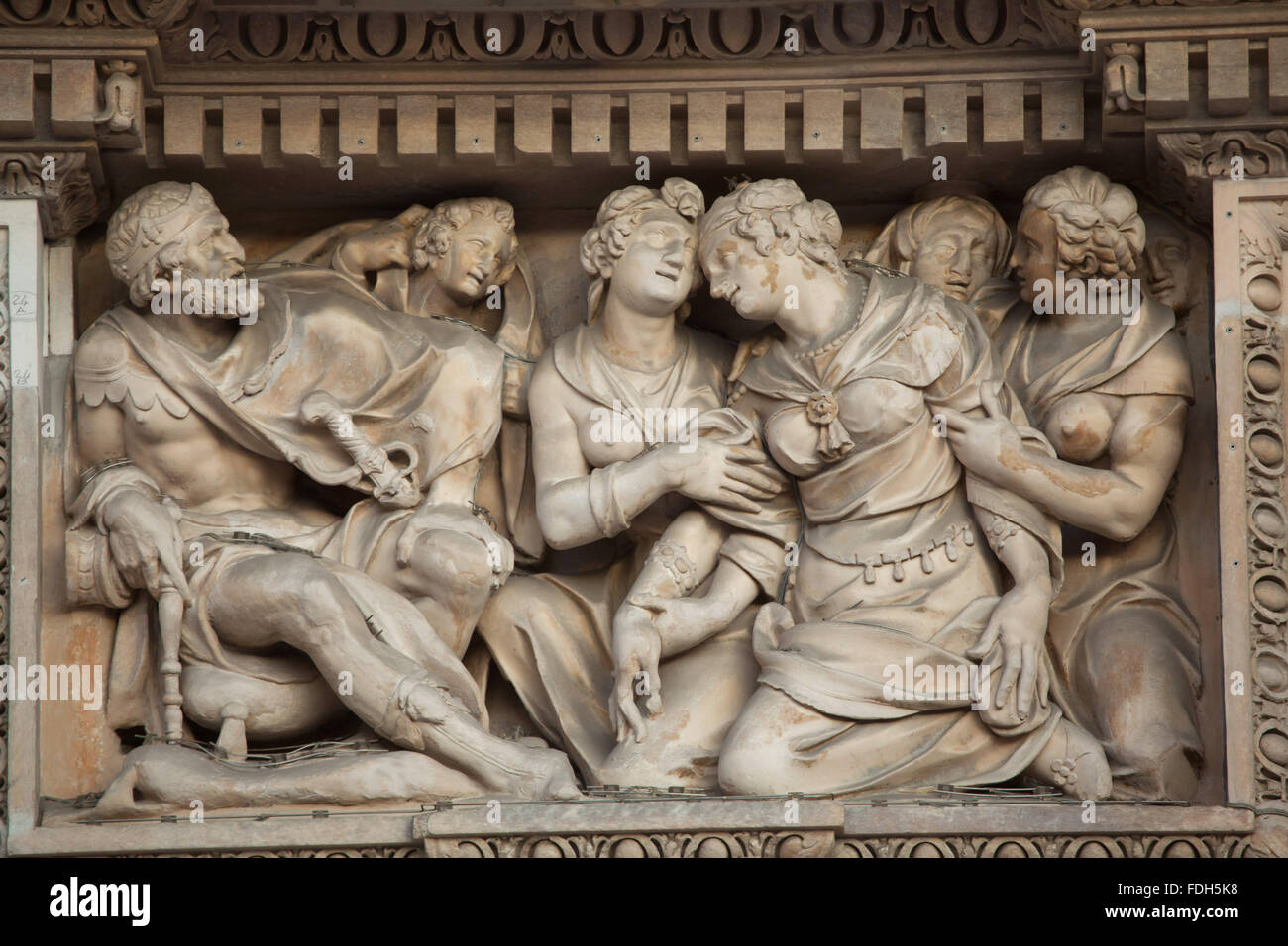 Esther und König Ahasveros. Marmorrelief (1629) von dem italienischen Bildhauer Giovanni Battista Crespi genannt Il Cerano an der Hauptfassade Stockfoto