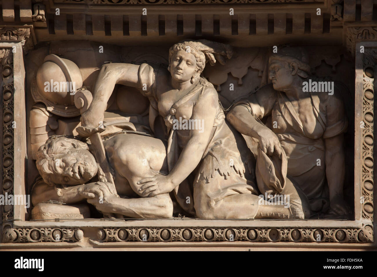 Judith Holofernes Enthauptung. Marmorrelief an der Hauptfassade des Mailänder Dom (Duomo di Milano) in Mailand, Lombardei, Italien Stockfoto