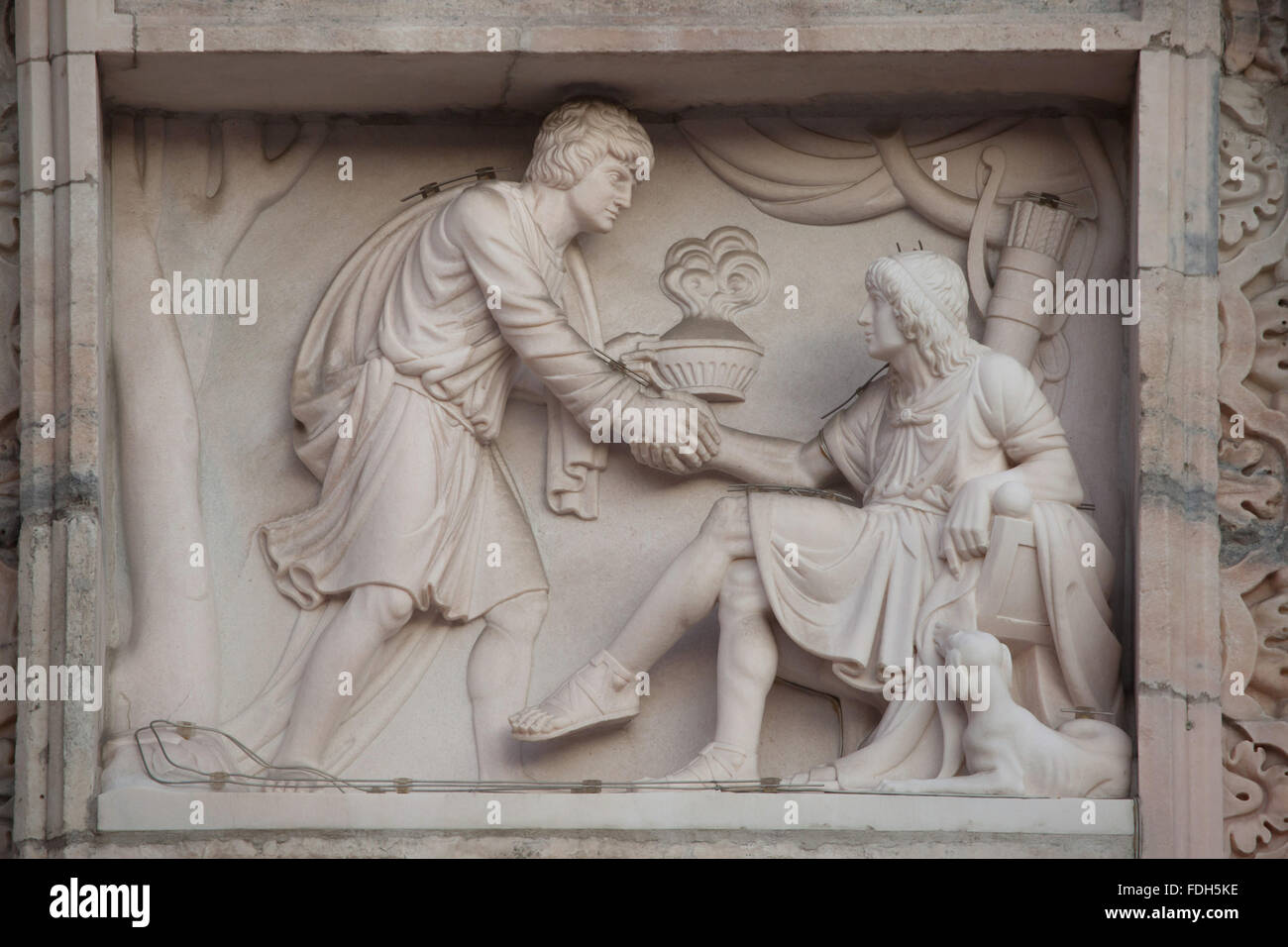 Esau sein Erstgeburtsrecht an Jakob zu verkaufen. Marmorrelief von italienischen Bildhauer Bartolomeo Ribossi an der Hauptfassade des Mailänder Cathe Stockfoto