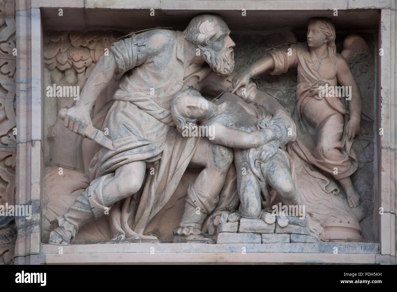 Opferung Isaaks. Marmorrelief des italienischen Bildhauers Gaspare Vismara an der Hauptfassade des Mailänder Dom (Duomo di Milano Stockfoto