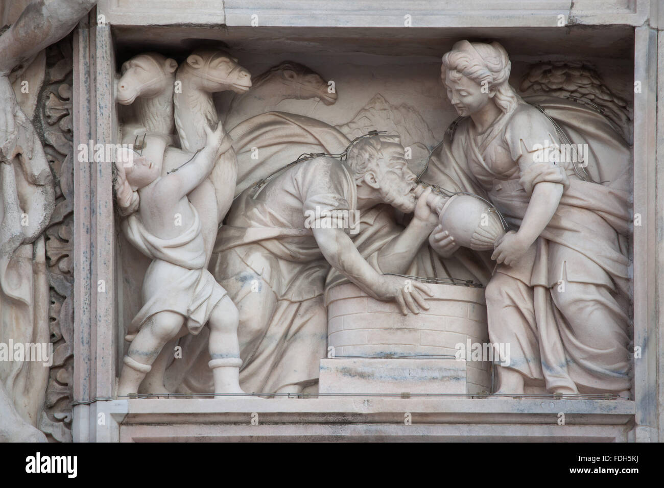 Rebekka am Brunnen. Marmorrelief an der Hauptfassade des Mailänder Dom (Duomo di Milano) in Mailand, Lombardei, Italien. Die oder Stockfoto