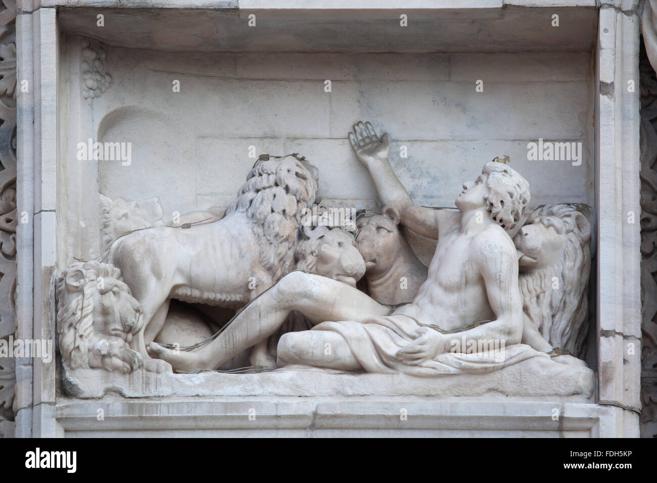 Daniel mit den Löwen. Marmorrelief an der Hauptfassade des Mailänder Dom (Duomo di Milano) in Mailand, Lombardei, Italien. Stockfoto