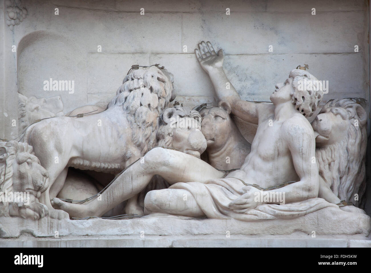 Daniel mit den Löwen. Marmorrelief an der Hauptfassade des Mailänder Dom (Duomo di Milano) in Mailand, Lombardei, Italien. Stockfoto