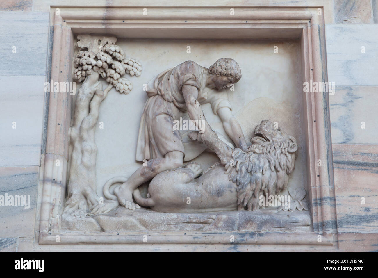 Simson die Löwen kämpfen. Marmorrelief des italienischen Bildhauers Francesco Carabelli an der Hauptfassade des Mailänder Dom (Duomo Stockfoto