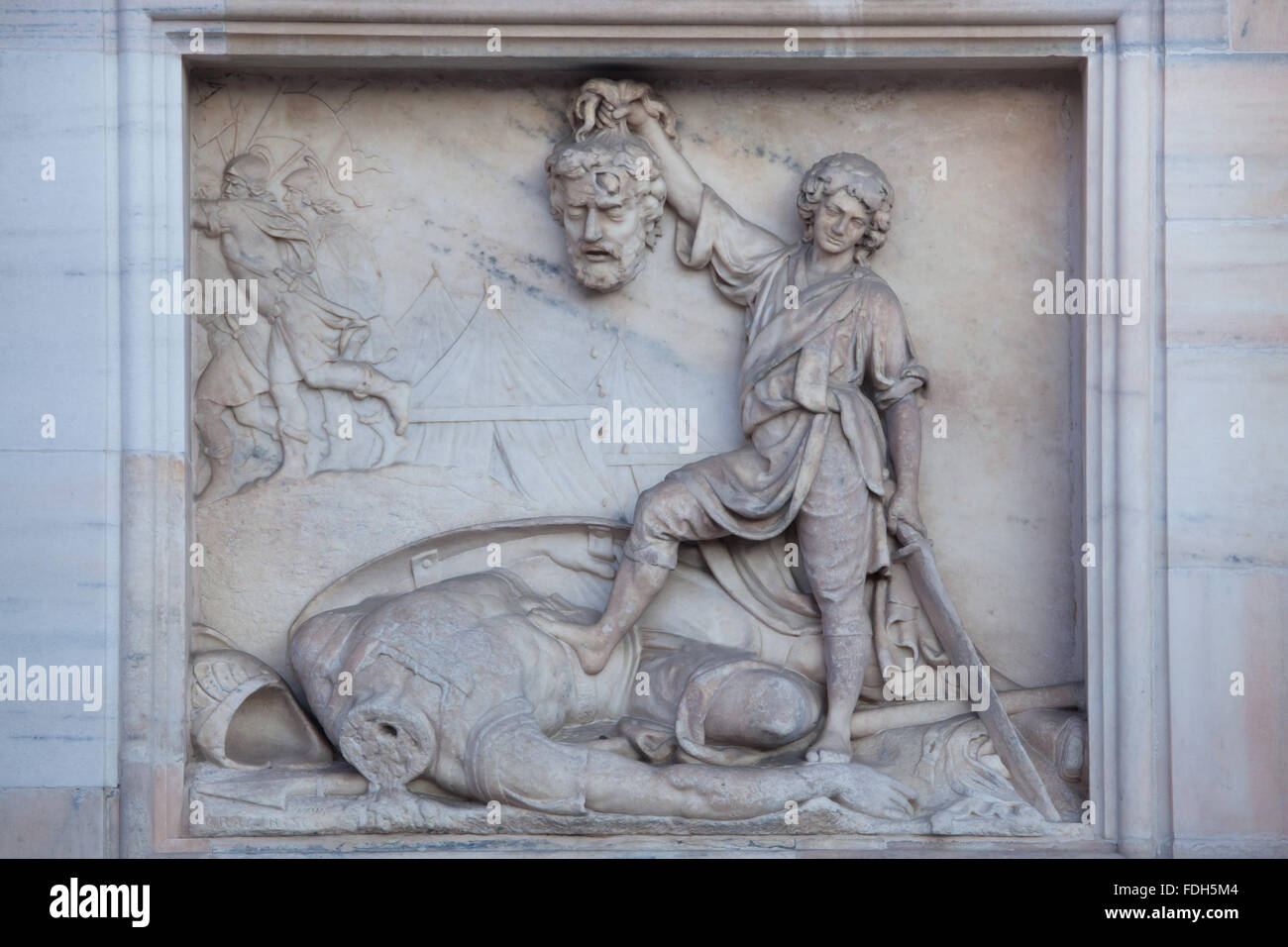 David mit dem Kopf von Goliath. Marmorrelief (1795) des italienischen Bildhauers Grazioso Rusca an der Hauptfassade des Mailänder Cathedra Stockfoto