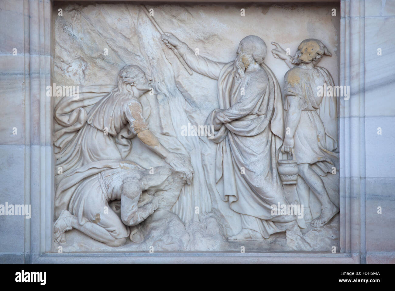 Moses schlägt Wasser aus dem Stein. Marmorrelief an der Hauptfassade des Mailänder Dom (Duomo di Milano) in Mailand, Italien. Stockfoto