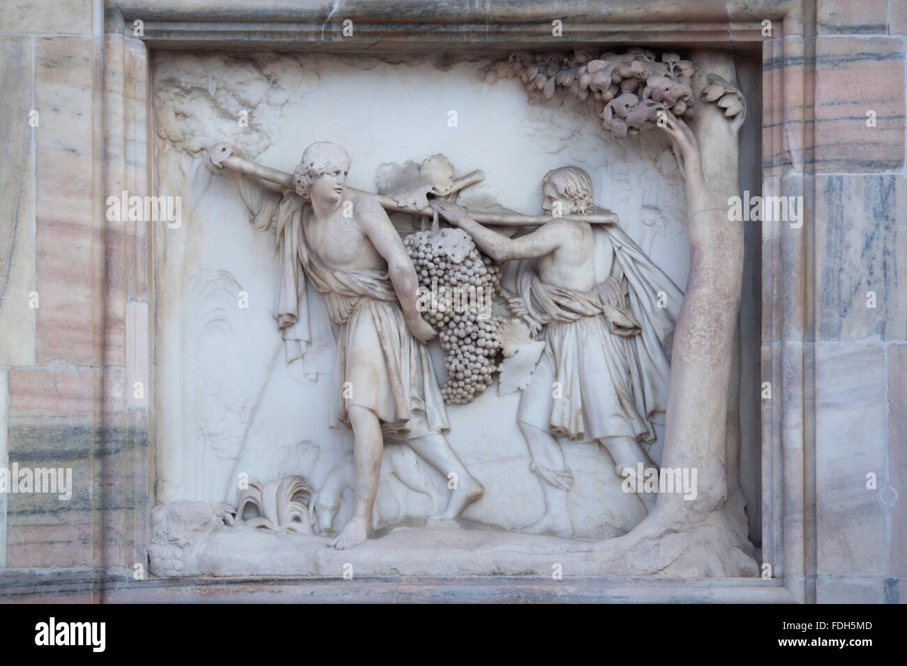 Israeliten tragen die Trauben von Canaan. Marmorrelief des italienischen Bildhauers Francesco Carabelli an der Hauptfassade des Mailand Stockfoto