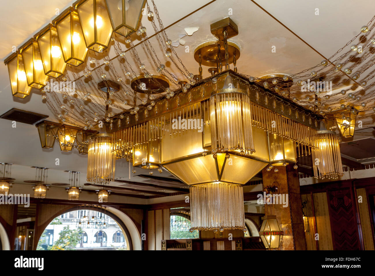 Jugendstil-Interieur des Grand Hotel Europa Prague Tschechische Republik, Kristallkronleuchter Stockfoto